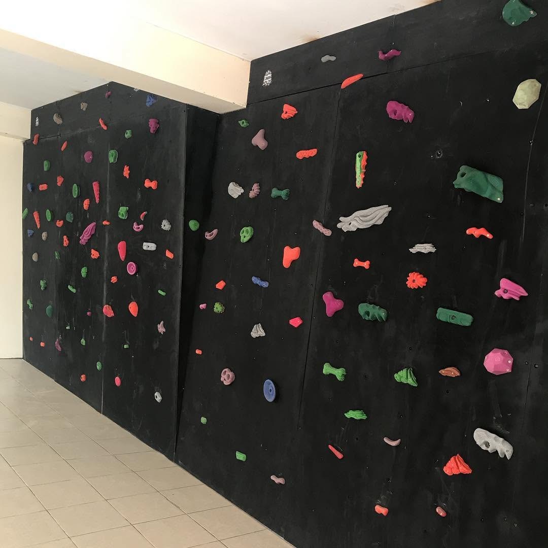 Klettergriffe Volumen Macros – Lösungen für Boulderwände, Hallen & Kinderwelten | RX Climbing Holds 11 Kletterwand mit Griffen und Volumen von RX Climbing Holds
